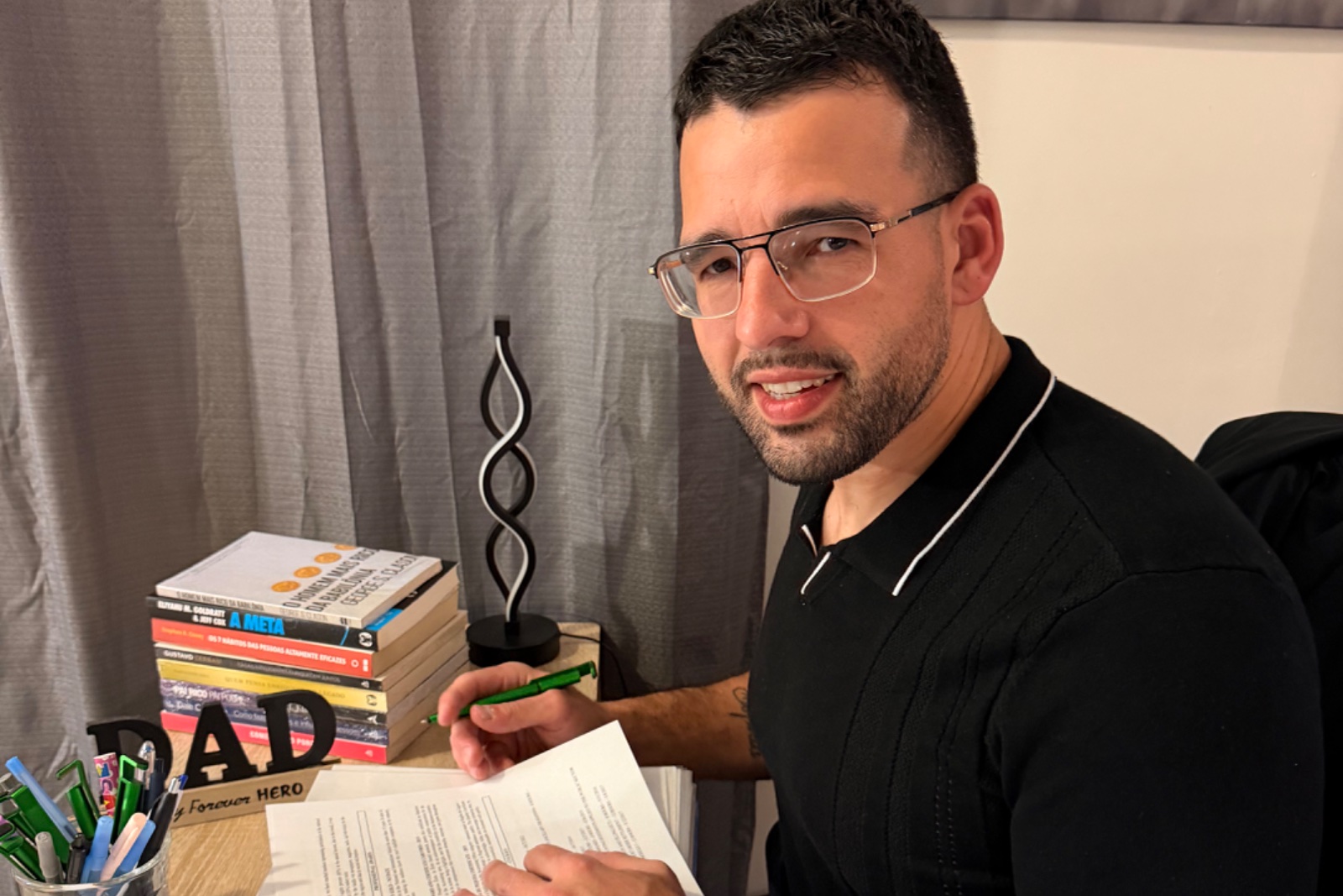 Diego DeSouza revisando documentos